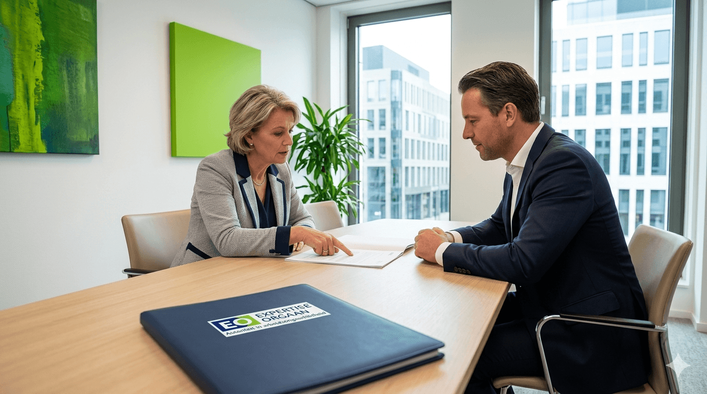 Medisch adviseur van een verzekeraar leest een onafhankelijke verzekeringsgeneeskundige rapportage.